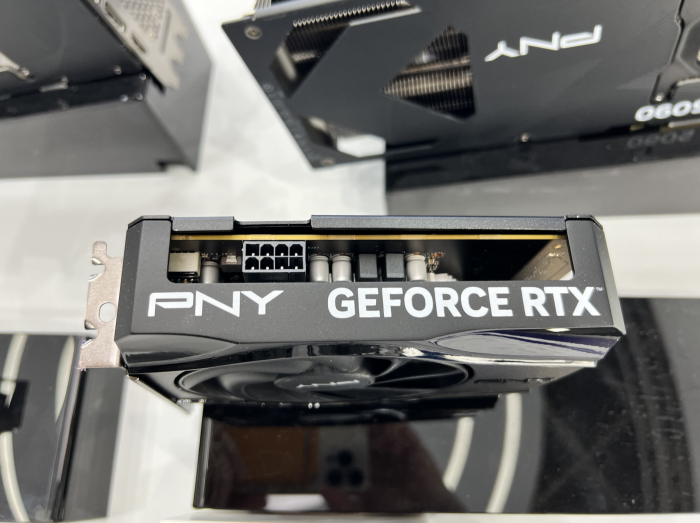 Externe Stromversorgung benötigen alle Geforce-RTX-5060-Grafikkarten. Aus Kompatibilitätsgründen wird der ältere 8-Pin-Stecker verwendet. (Bild: Martin Böckmann/Golem.de)